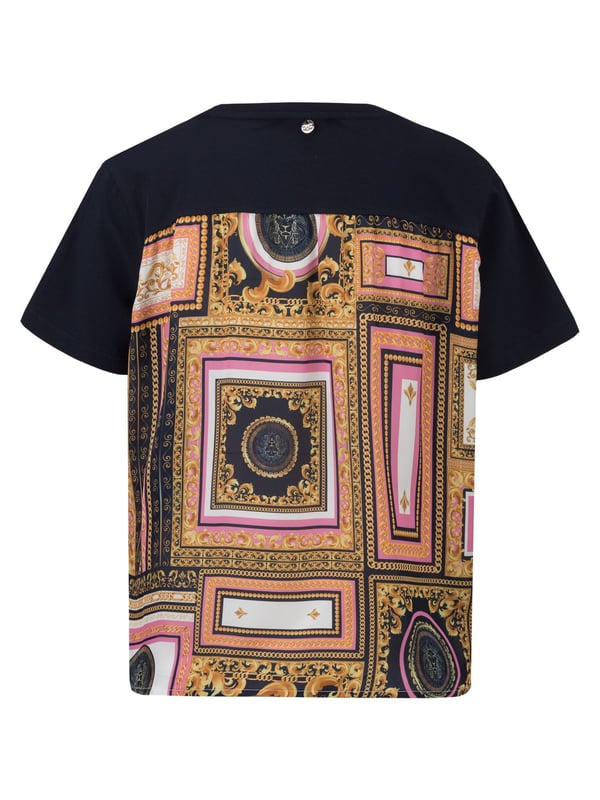 Het dames-T-shirt *TABITHA BAROQUE* combineert klassieke elegantie met modern comfort. Het geraffineerde barokpatroon zet stijlvolle accenten, terwijl de wijde pasvorm en het comfortabele katoenmateriaal zorgen voor een behaaglijk gevoel.