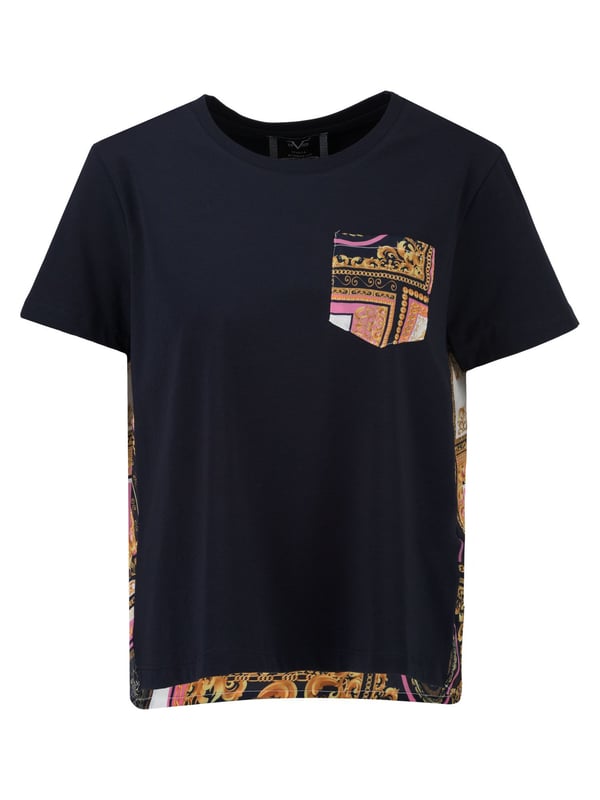 Het dames-T-shirt *TABITHA BAROQUE* combineert klassieke elegantie met modern comfort. Het geraffineerde barokpatroon zet stijlvolle accenten, terwijl de wijde pasvorm en het comfortabele katoenmateriaal zorgen voor een behaaglijk gevoel.