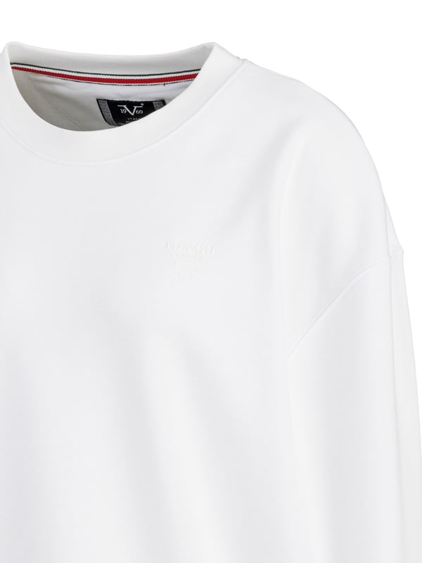 Klassisches Sweatshirt aus weichem Sweatstoff mit dezentem Logo auf der Brust. Die Baumwoll-Polyester-Mischung sorgt für ein angenehmes Tragegefühl und eine bequeme Passform.