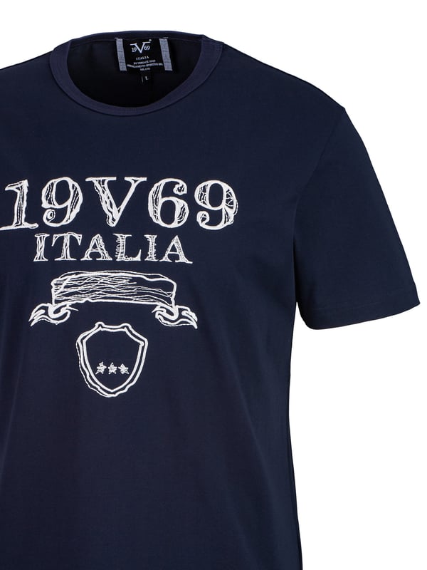 Das 19v69 ITALIA T-Shirt *MAURO SHATTERED* kombiniert zeitlosen Stil mit einem markanten Logoprint. Der weiche Baumwollstoff sorgt für hohen Tragekomfort, während der klassische Rundhalsausschnitt den Look abrundet – ideal für Freizeit und Alltag.