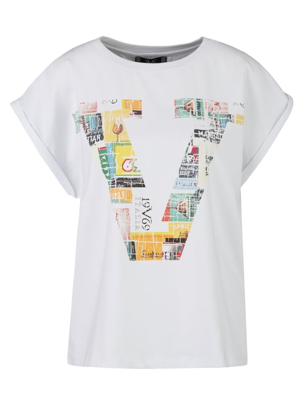 Trendiges T-Shirt mit großem V-Print im Retro-Look. Der hochwertige Baumwoll-Elasthan-Mix sorgt für angenehmen Tragekomfort und eine ideale Passform.