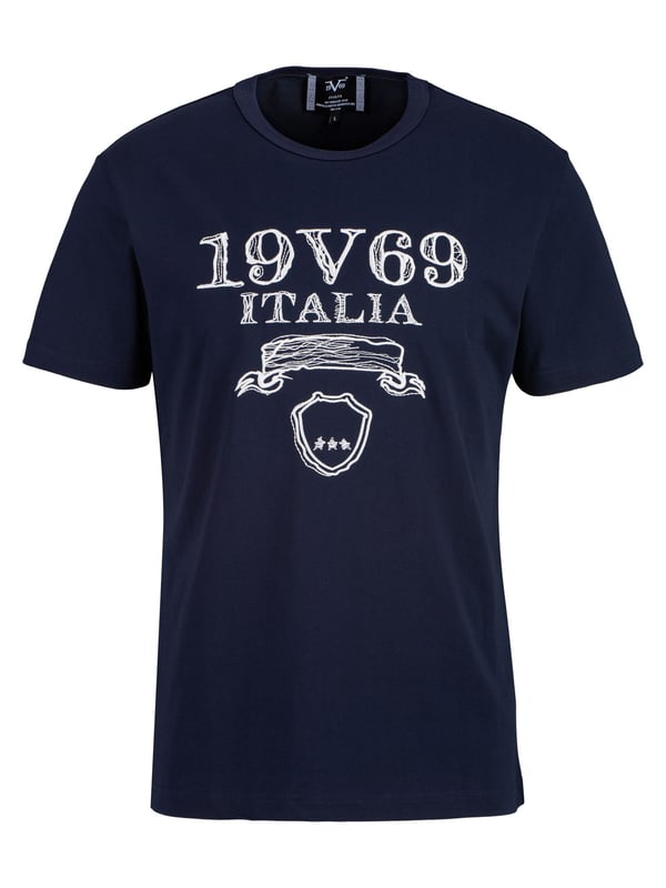 Das 19v69 ITALIA T-Shirt *MAURO SHATTERED* kombiniert zeitlosen Stil mit einem markanten Logoprint. Der weiche Baumwollstoff sorgt für hohen Tragekomfort, während der klassische Rundhalsausschnitt den Look abrundet – ideal für Freizeit und Alltag.