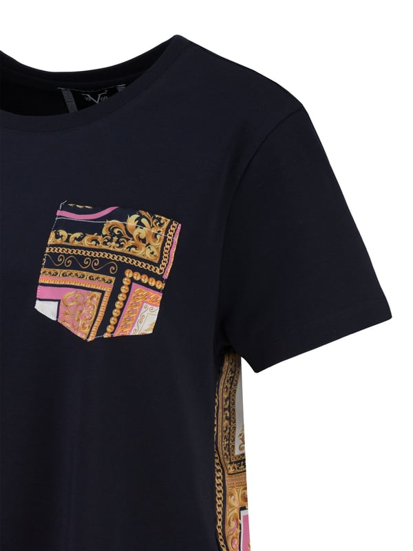 Het dames-T-shirt *TABITHA BAROQUE* combineert klassieke elegantie met modern comfort. Het geraffineerde barokpatroon zet stijlvolle accenten, terwijl de wijde pasvorm en het comfortabele katoenmateriaal zorgen voor een behaaglijk gevoel.