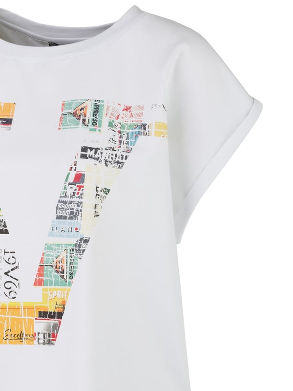 Trendiges T-Shirt mit großem V-Print im Retro-Look. Der hochwertige Baumwoll-Elasthan-Mix sorgt für angenehmen Tragekomfort und eine ideale Passform.