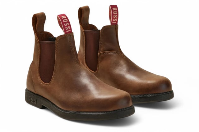 Botines Chelsea de piel marrón rústica Rossi 607 Booma Presentamos las botas Rossi 607 Booma, una fusión perfecta de estilo, durabilidad y rendimiento inigualable. Estas botas Chelsea, confeccionadas con cuero de grano completo marrón de primera calidad con un llamativo refuerzo burdeos, están diseñadas para satisfacer las demandas de entornos de trabajo difíciles y aventuras urbanas, al mismo tiempo que ofrecen una comodidad excepcional y una estética destacada. Características principales: Construcción de cuero de grano completo de primera calidad: hechas de cuero de grano completo marrón de alta calidad, estas botas brindan una durabilidad excepcional y un aspecto pulido y atemporal que supera a competidores como Blundstone. Llamativos refuerzos y lengüetas de tiro burdeos: los refuerzos elásticos burdeos vibrantes combinados con resistentes lengüetas de tiro no solo elevan el estilo, sino que también hacen que ponerse estas botas sea muy fácil. Suela Mud-Shed Tread: diseñada para exteriores, la innovadora suela Mud-Shed brinda un agarre y una comodidad excepcionales al tiempo que evita la acumulación de escombros, ideal para la agricultura, la jardinería, el paisajismo o cualquier terreno. Suela antideslizante certificada: diseñada para brindar estabilidad en superficies resbaladizas o irregulares, lo que garantiza la máxima seguridad en cualquier entorno, desde senderos fangosos hasta pisos pulidos. Resistencia al aceite y al ácido: con una suela que resiste al aceite y al ácido, estas botas son perfectamente adecuadas para trabajos exigentes en granjas, fábricas, cocinas y otros lugares de trabajo desafiantes. Interior forrado en cuero: el forro de cuero transpirable ofrece una comodidad superior, manteniendo sus pies frescos y sujetos durante largas horas de uso. La bota Chelsea Rossi Boots 607 Booma es más que un simple calzado: es una compañera versátil diseñada para los desafíos más difíciles de la vida y los momentos más elegantes. Desde los caminos de tierra del campo hasta las bulliciosas calles de la ciudad, estas botas brindan la combinación perfecta de funcionalidad resistente y sofisticación moderna. Con sus distintivos acentos burdeos, artesanía duradera y comodidad durante todo el día, la 607 Booma es la mejor opción para aquellos que exigen estilo y rendimiento en cada paso.