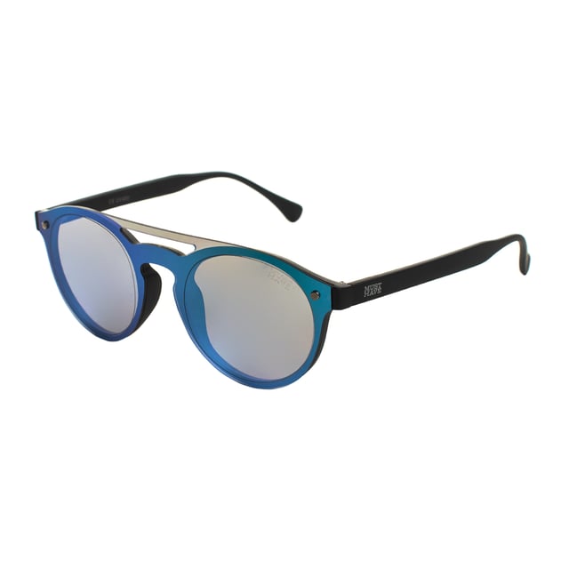 Gafas de sol Must Have unisex que combinan durabilidad y ligereza para un uso cómodo y moderno. 

Forma y diseño:
- Estas gafas de sol Must Have tienen una silueta redonda.

Material de la montura:
- La montura de estas gafas está fabricada en policarbonato.

Detalles de la marca:
- Grabado del logo Must Have en las patillas y en uno de los lentes.
- Estos elementos de diseño ayudan a identificar claramente el modelo como parte de la colección de gafas de sol Must Have.

Lentes:
- Lentes polarizados.
- 100% Protección UV.

Contenido: 
- Anteojo, funda, pañuelo y folleto.
 Medidas: Alto lente: 50 mm, Ancho lente: 56 mm, Puente: 15 mm, Patillas: 145 mm
 Composición: Policarbonato
 Cuidados:
- Lavar solo con agua o, si fuese necesario, un jabón suave.
- Secar con el paño suave para evitar rayaduras.
- Evitar el contacto con superficies rigurosas o líquidos abrasivos.