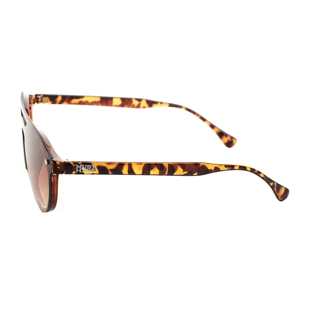 NEXT-ROUND Polarized Round Sunglasses for Men and Women Must Have unisex sunglasses that combine durability and lightness for comfortable and modern use.
Shape and design:
- These Must Have sunglasses have a round silhouette.
Frame Material:
- The frame of these glasses is made of polycarbonate.
Brand details:
- Engraving of the Must Have logo on the temples and on one of the lenses.
- These design elements help to clearly identify the model as part of the Must Have sunglasses collection.
Glasses:
- Polarized lenses.
- 100% UV protection.
Content:
- Glasses, case, handkerchief and brochure.
Measures: Lens height: 50 mm, Lens width: 50 mm, Bridge: 15 mm, Temples: 140 mm
Composition: Polycarbonate
Care:
- Wash only with water or, if necessary, a mild soap.
- Dry with a soft cloth to avoid scratches.
- Avoid contact with harsh surfaces or abrasive liquids.