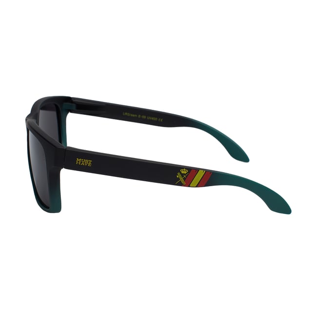 Gafas de sol Must Have Guardia Civil hombre con diseño cuadrado y montura de acetato, que ofrecen durabilidad y ligereza para un uso cómodo y moderno. 

Forma y diseño:
- Estas gafas Must Have tienen una silueta cuadrada.

Material de la montura:
- La montura de estas gafas está fabricada en acetato.

Patillas de metal:
- Las patillas también están hechas de acetato, a juego con el material de la montura.

Detalles de la marca:
- Grabado del logo Must Have en las patillas y en uno de los lentes.
- Estos elementos de diseño ayudan a identificar claramente el modelo como parte de la colección de gafas Must Have.

Lentes:
- Lentes polarizados de alta calidad.
- Filtro 100% Protección UV.

Contenido: 
- Gafas de sol, estuche, pañuelo y folleto.

Estas gafas son ideales para fuerzas de seguridad o para actividades deportivas, brindando comodidad, protección y estabilidad en cualquier situación.
 Medidas: Alto lente: 47 mm, Ancho lente: 60 mm, Puente: 11 mm, Patillas: 140 mm
 Composición: Acetato
 Cuidados:
- Lavar solo con agua o, si fuese necesario, un jabón suave.
- Secar con el paño suave para evitar rayaduras.
- Evitar el contacto con superficies rigurosas o líquidos abrasivos.