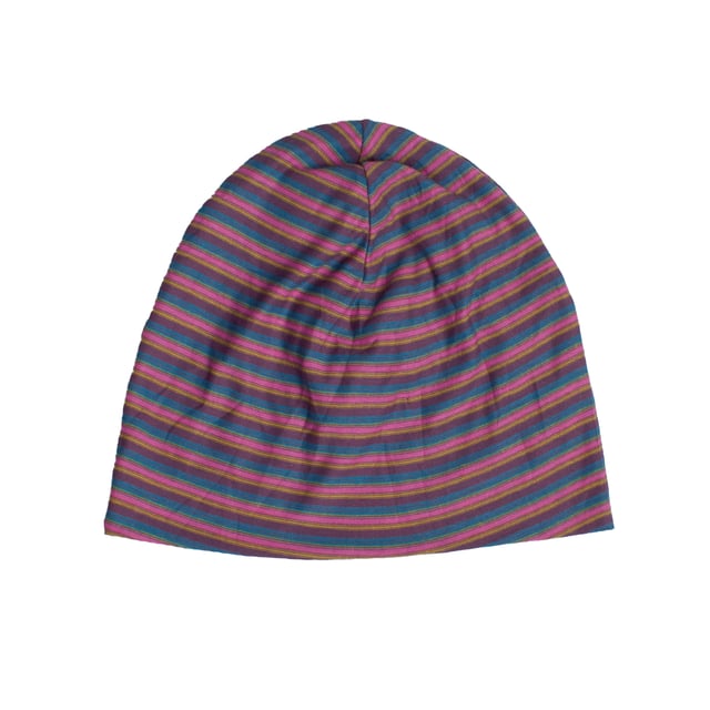 Gorro Buff compatible con casco, diseñado para ofrecer comodidad y rendimiento en cualquier actividad.

Características principales:

- Confeccionado en tejido ligero y elástico.
- Compatible con casco, ideal para deportes como ciclismo, motociclismo o esquí.
- Tecnología de absorción de humedad.
- Diseño sin costuras, que garantiza una máxima elasticidad y evita rozaduras.
- Talla única.
- Adaptado para adultos y adolescentes.
- Ajuste ergonómico y versátil, perfecto para usar bajo el casco o como accesorio independiente.
- Unisex.
- Tejido ligero y transpirable.
- Logotipo Buff.

Un accesorio práctico y funcional, pensado para quienes buscan confort y versatilidad en sus aventuras al aire libre.
 Medidas: 23 X 21.5 cm
 Composición: 100% Poliéster
 Cuidados:
- Lavado de color a 40ºC.
- No usar secadora.
- No planchar.