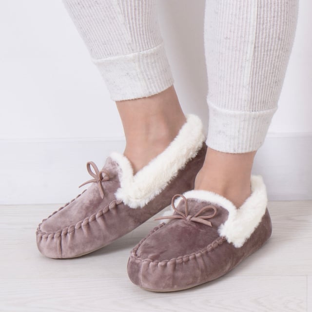 Totes Toasties Totes Toasties VELOUR MOCCASIN Slippers Womens Mink

 Upper Material: Polyester

Lining Material: Polyester

Sole Material: TPR

Closure/Fastening: Pull-On

Features: Comfort,Memory Foam,Warm Lining

Toe Shape: Round

Shoe Width: Regular

Item Weight: 0.42 KG

Heel Height: Flat (Under 2.5cm)

Slipper Style: Moccasin

Gift Boxed: No
Product Code: 3430JMNK