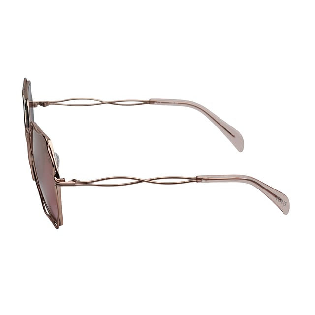 Gafas de sol TOUS con montura de metal.

Forma y diseño:
- Estas gafas Tous tienen una silueta octogonal con bordes ondulados.
- La forma de las lentes les otorga un aspecto elegante y único.

Material de la montura:
- La montura de estas gafas está fabricada en metal.
- El uso de metal proporciona durabilidad y ligereza a la montura.
- Esto hace que las gafas de sol sean resistentes y cómodas de llevar.

Patillas metálicas:
- Las patillas también están hechas de metal, a juego con el material de la montura con acabado en acetato.
- El metal en las patillas agrega solidez y estabilidad a la estructura de las gafas.

Detalles de la marca:
- Grabado de la marca Tous en la patilla.
- Logo de Tous en una de las lentes.
- Estos elementos de diseño ayudan a identificar claramente el modelo como parte de la colección de gafas de sol Tous.

Lentes:
- Los lentes son de alta calidad.
- 100% protección UVB 400.
 Medidas: Alto lente: 60 mm. Ancho lente: 57 mm. Puente: 19 mm. Patillas: 140 mm.
 Composición: Metal
 Cuidados:
Usar un paño de microfibra.
Evitar productos agresivos.
Lavar con agua y jabón neutro.