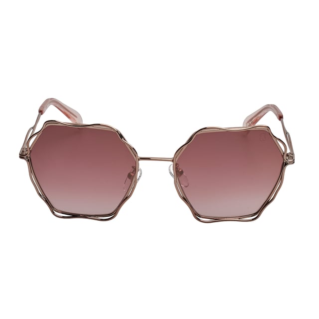 Gafas de sol TOUS con montura de metal.

Forma y diseño:
- Estas gafas Tous tienen una silueta octogonal con bordes ondulados.
- La forma de las lentes les otorga un aspecto elegante y único.

Material de la montura:
- La montura de estas gafas está fabricada en metal.
- El uso de metal proporciona durabilidad y ligereza a la montura.
- Esto hace que las gafas de sol sean resistentes y cómodas de llevar.

Patillas metálicas:
- Las patillas también están hechas de metal, a juego con el material de la montura con acabado en acetato.
- El metal en las patillas agrega solidez y estabilidad a la estructura de las gafas.

Detalles de la marca:
- Grabado de la marca Tous en la patilla.
- Logo de Tous en una de las lentes.
- Estos elementos de diseño ayudan a identificar claramente el modelo como parte de la colección de gafas de sol Tous.

Lentes:
- Los lentes son de alta calidad.
- 100% protección UVB 400.
 Medidas: Alto lente: 60 mm. Ancho lente: 57 mm. Puente: 19 mm. Patillas: 140 mm.
 Composición: Metal
 Cuidados:
Usar un paño de microfibra.
Evitar productos agresivos.
Lavar con agua y jabón neutro.