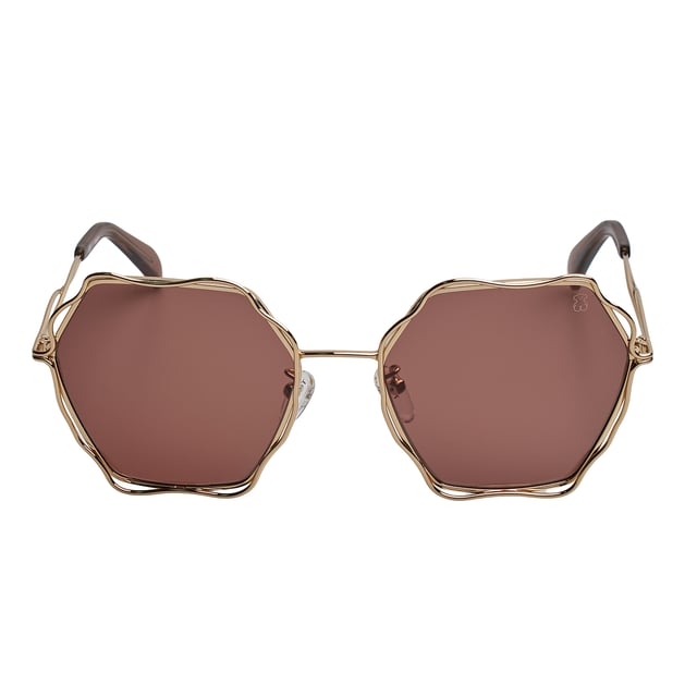 Gafas de sol TOUS con montura de metal.

Forma y diseño:
- Estas gafas Tous tienen una silueta octogonal con bordes ondulados.
- La forma de las lentes les otorga un aspecto elegante y único.

Material de la montura:
- La montura de estas gafas está fabricada en metal.
- El uso de metal proporciona durabilidad y ligereza a la montura.
- Esto hace que las gafas de sol sean resistentes y cómodas de llevar.

Patillas metálicas:
- Las patillas también están hechas de metal, a juego con el material de la montura con acabado en acetato.
- El metal en las patillas agrega solidez y estabilidad a la estructura de las gafas.

Detalles de la marca:
- Grabado de la marca Tous en la patilla.
- Logo de Tous en una de las lentes.
- Estos elementos de diseño ayudan a identificar claramente el modelo como parte de la colección de gafas de sol Tous.

Lentes:
- Los lentes son de alta calidad.
- 100% protección UVB 400.
 Medidas: Alto lente: 60 mm. Ancho lente: 57 mm. Puente: 19 mm. Patillas: 140 mm.
 Composición: Metal
 Cuidados:
Usar un paño de microfibra.
Evitar productos agresivos.
Lavar con agua y jabón neutro.
