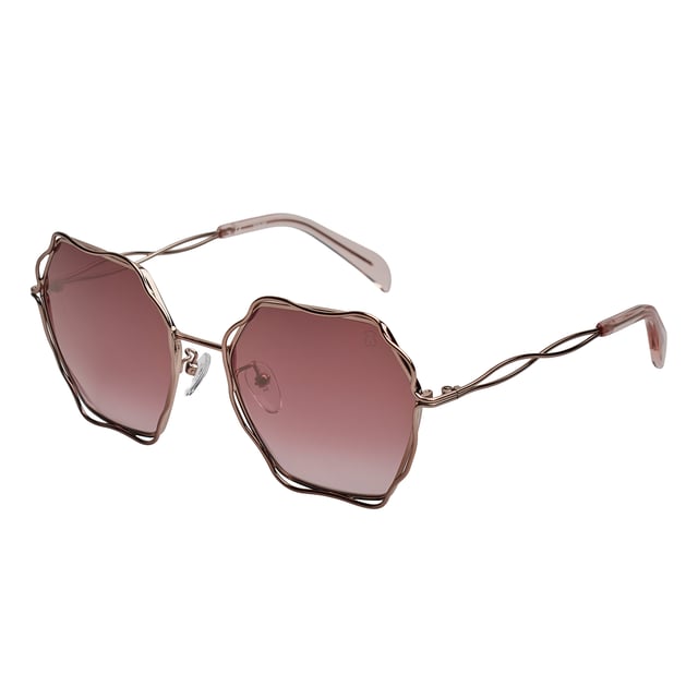Gafas de sol TOUS con montura de metal.

Forma y diseño:
- Estas gafas Tous tienen una silueta octogonal con bordes ondulados.
- La forma de las lentes les otorga un aspecto elegante y único.

Material de la montura:
- La montura de estas gafas está fabricada en metal.
- El uso de metal proporciona durabilidad y ligereza a la montura.
- Esto hace que las gafas de sol sean resistentes y cómodas de llevar.

Patillas metálicas:
- Las patillas también están hechas de metal, a juego con el material de la montura con acabado en acetato.
- El metal en las patillas agrega solidez y estabilidad a la estructura de las gafas.

Detalles de la marca:
- Grabado de la marca Tous en la patilla.
- Logo de Tous en una de las lentes.
- Estos elementos de diseño ayudan a identificar claramente el modelo como parte de la colección de gafas de sol Tous.

Lentes:
- Los lentes son de alta calidad.
- 100% protección UVB 400.
 Medidas: Alto lente: 60 mm. Ancho lente: 57 mm. Puente: 19 mm. Patillas: 140 mm.
 Composición: Metal
 Cuidados:
Usar un paño de microfibra.
Evitar productos agresivos.
Lavar con agua y jabón neutro.