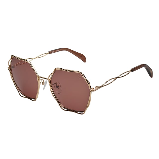 Gafas de sol TOUS con montura de metal.

Forma y diseño:
- Estas gafas Tous tienen una silueta octogonal con bordes ondulados.
- La forma de las lentes les otorga un aspecto elegante y único.

Material de la montura:
- La montura de estas gafas está fabricada en metal.
- El uso de metal proporciona durabilidad y ligereza a la montura.
- Esto hace que las gafas de sol sean resistentes y cómodas de llevar.

Patillas metálicas:
- Las patillas también están hechas de metal, a juego con el material de la montura con acabado en acetato.
- El metal en las patillas agrega solidez y estabilidad a la estructura de las gafas.

Detalles de la marca:
- Grabado de la marca Tous en la patilla.
- Logo de Tous en una de las lentes.
- Estos elementos de diseño ayudan a identificar claramente el modelo como parte de la colección de gafas de sol Tous.

Lentes:
- Los lentes son de alta calidad.
- 100% protección UVB 400.
 Medidas: Alto lente: 60 mm. Ancho lente: 57 mm. Puente: 19 mm. Patillas: 140 mm.
 Composición: Metal
 Cuidados:
Usar un paño de microfibra.
Evitar productos agresivos.
Lavar con agua y jabón neutro.