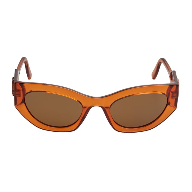 Gafas de sol para mujer Karl Lagerfeld.

Forma y diseño:
- Estas gafas de sol Karl Lagerfeld tienen una silueta de cat-eye con bordes marcados.
- La silueta cat-eye le da a las gafas de sol un aspecto moderno y vanguardista.

Material de la montura:
- La montura de estas gafas de sol está fabricada en ABS, un material plástico inyectado.
- Esto hace que las gafas sean resistentes y cómodas de llevar.

Patillas:
- Las patillas también están hechas de ABS, a juego con el material de la montura.

Detalles de la marca:
- Grabado de las siglas de Karl Lagerfeld en las patillas.
- Incluye estuche original.

Lentes:
- Los lentes son de alta calidad.
- 100% protección UVB 400.
- Cristales antirreflejo.

El color de las lentes de las gafas de sol puede variar ligeramente con respecto a las imágenes debido a efectos de iluminación o ajustes en el acabado del material, ¡pero siempre conservarán su estilo y calidad!
 Medidas: Ancho lente: 52 mm, Puente: 22 mm, Patillas: 140 mm
 Composición: ABS inyectado
 Cuidados:
Limpiar las gafas con agua y jabón (neutro).
No usar paños sucios o abrasivos que puedan alterar las características de los filtros.
Utilizar únicamente accesorios y repuestos originales.