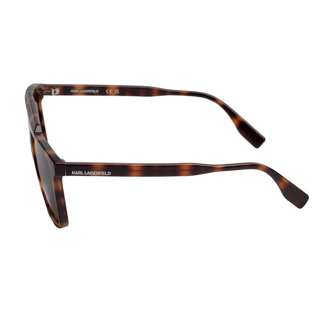 Gafas de sol hombre Karl Lagerfeld.

Forma y diseño:
- Estas gafas de sol Karl Lagerfeld tienen una silueta rectangular  con bordes suavemente redondeados y una montura recta en la parte superior.
- La silueta rectangular le da a las gafas de sol un aspecto más moderno y estructurado.

Material de la montura:
- La montura de estas gafas está fabricada en ABS, un material plástico inyectado.
- Esto hace que las gafas sean resistentes y cómodas de llevar.

Patillas:
- Las patillas también están hechas de ABS, a juego con el material de la montura.

Detalles de la marca:
- Grabado de la marca Karl Lagerfeld en las patillas y en el puente.
- Incluye los certificados de autenticidad y garantía.
- Estuche original.

Lentes:
- Los lentes son de alta calidad.
- 100% protección UVB 400.
- Cristales antirreflejo.

El color de las lentes de las gafas de sol puede variar ligeramente con respecto a las imágenes debido a efectos de iluminación o ajustes en el acabado del material, ¡pero siempre conservarán su estilo y calidad!
 Medidas: Ancho lente: 58 mm, Puente: 16 mm, Patillas: 145 mm
 Composición: ABS inyectado
 Cuidados:
Limpiar las gafas con agua y jabón (neutro).
No usar paños sucios o abrasivos que puedan alterar las características de los filtros.
Utilizar únicamente accesorios y repuestos originales.
