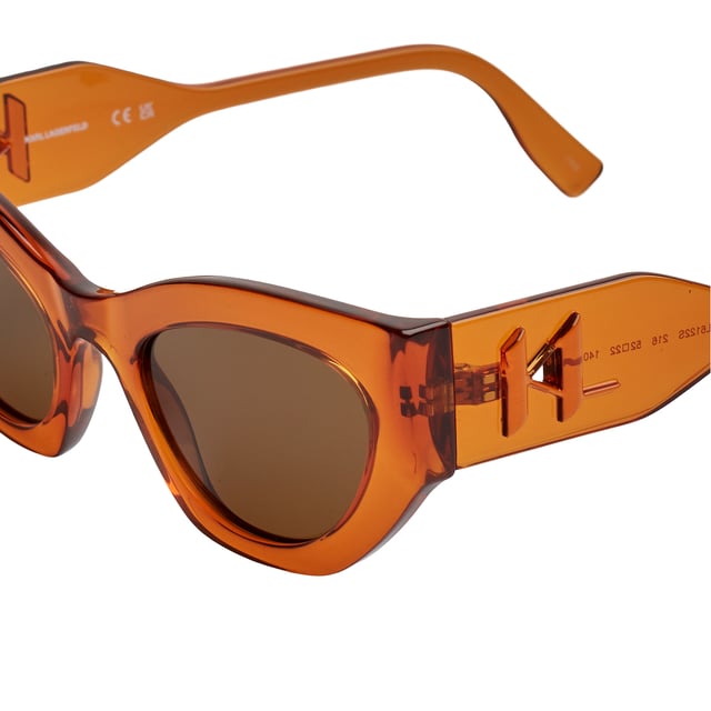 Gafas de sol para mujer Karl Lagerfeld.

Forma y diseño:
- Estas gafas de sol Karl Lagerfeld tienen una silueta de cat-eye con bordes marcados.
- La silueta cat-eye le da a las gafas de sol un aspecto moderno y vanguardista.

Material de la montura:
- La montura de estas gafas de sol está fabricada en ABS, un material plástico inyectado.
- Esto hace que las gafas sean resistentes y cómodas de llevar.

Patillas:
- Las patillas también están hechas de ABS, a juego con el material de la montura.

Detalles de la marca:
- Grabado de las siglas de Karl Lagerfeld en las patillas.
- Incluye estuche original.

Lentes:
- Los lentes son de alta calidad.
- 100% protección UVB 400.
- Cristales antirreflejo.

El color de las lentes de las gafas de sol puede variar ligeramente con respecto a las imágenes debido a efectos de iluminación o ajustes en el acabado del material, ¡pero siempre conservarán su estilo y calidad!
 Medidas: Ancho lente: 52 mm, Puente: 22 mm, Patillas: 140 mm
 Composición: ABS inyectado
 Cuidados:
Limpiar las gafas con agua y jabón (neutro).
No usar paños sucios o abrasivos que puedan alterar las características de los filtros.
Utilizar únicamente accesorios y repuestos originales.