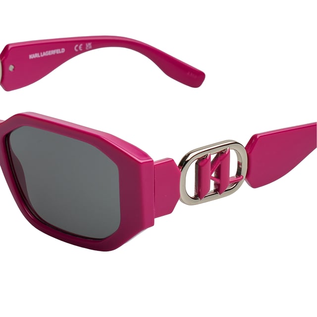 Gafas de sol para mujer Karl Lagerfeld.

Forma y diseño:
- Estas gafas de sol Karl Lagerfeld tienen una silueta rectangular geométrica.
- La silueta rectangular le da a las gafas un aspecto moderno y vanguardista.

Material de la montura:
- La montura de estas gafas está fabricada en ABS, un material plástico inyectado.
- Esto hace que las gafas sean resistentes y cómodas de llevar.

Patillas:
- Las patillas también están hechas de ABS con detalles metálicos, a juego con el material de la montura.

Detalles de la marca:
- Grabado de las siglas de Karl Lagerfeld en las patillas.
- Incluye estuche original.

Lentes:
- Los lentes son de alta calidad.
- 100% protección UVB 400.
- Cristales antirreflejo.

El color de las lentes de las gafas de sol puede variar ligeramente con respecto a las imágenes debido a efectos de iluminación o ajustes en el acabado del material, ¡pero siempre conservarán su estilo y calidad!
 Medidas: Ancho lente: 55 mm, Puente: 18 mm, Patillas: 140 mm
 Composición: ABS inyectado
 Cuidados:
Limpiar las gafas con agua y jabón (neutro).
No usar paños sucios o abrasivos que puedan alterar las características de los filtros.
Utilizar únicamente accesorios y repuestos originales.