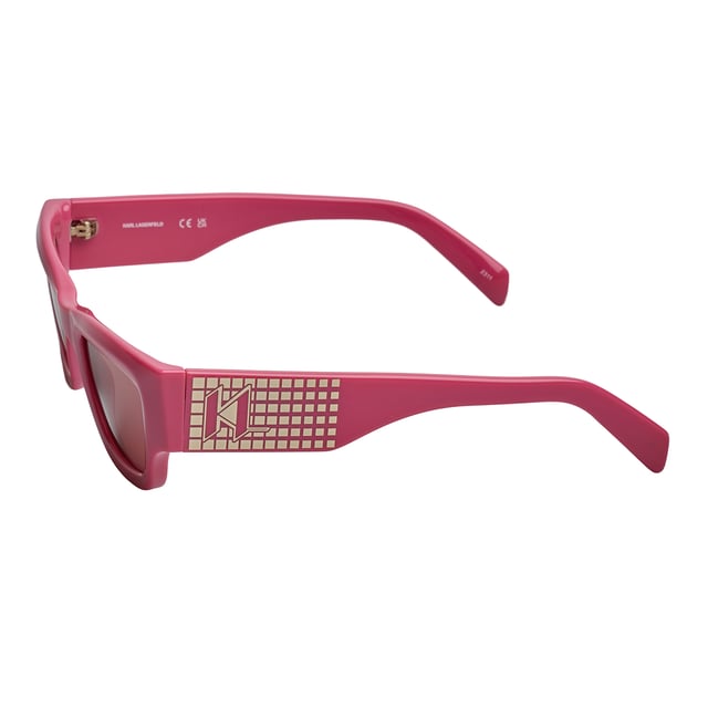 Gafas de sol para mujer Karl Lagerfeld.

Forma y diseño:
- Estas gafas de sol Karl Lagerfeld tienen una silueta rectangular envolvente.
- La silueta rectangular le da a las gafas un aspecto moderno y vanguardista.

Material de la montura:
- La montura de estas gafas está fabricada en ABS, un material plástico inyectado.
- Esto hace que las gafas sean resistentes y cómodas de llevar.

Patillas:
- Las patillas también están hechas de ABS con detalles metálicos, a juego con el material de la montura.

Detalles de la marca:
- Grabado de las siglas de Karl Lagerfeld en las patillas.
- Incluye estuche original.

Lentes:
- Los lentes son de alta calidad.
- 100% protección UVB 400.
- Cristales antirreflejo.

El color de las lentes de las gafas de sol puede variar ligeramente con respecto a las imágenes debido a efectos de iluminación o ajustes en el acabado del material, ¡pero siempre conservarán su estilo y calidad!
 Medidas: Ancho lente: 52 mm, Puente: 21 mm, Patillas: 140 mm
 Composición: ABS inyectado
 Cuidados:
Limpiar las gafas con agua y jabón (neutro).
No usar paños sucios o abrasivos que puedan alterar las características de los filtros.
Utilizar únicamente accesorios y repuestos originales.