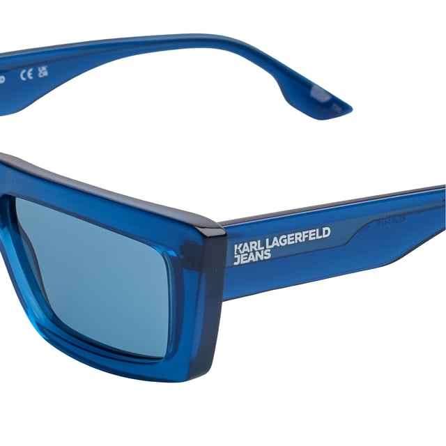 Gafas de sol unisex Karl Lagerfeld.

Forma y diseño:
- Estas gafas de sol Karl Lagerfeld tienen una silueta rectangular con diseño anguloso y bordes definidos.
- La silueta rectangular le da a las gafas de sol un aspecto moderno y vanguardista.

Material de la montura:
- La montura de estas gafas está fabricada en ABS, un material plástico inyectado.
- Esto hace que las gafas sean resistentes y cómodas de llevar.

Patillas:
- Las patillas también están hechas de ABS, a juego con el material de la montura.

Detalles de la marca:
- Grabado de la marca Karl Lagerfeld en las patillas.
- Incluye estuche original.

Lentes:
- Los lentes son de alta calidad.
- 100% protección UVB 400.
- Cristales antirreflejo.

El color de las lentes de las gafas de sol puede variar ligeramente con respecto a las imágenes debido a efectos de iluminación o ajustes en el acabado del material, ¡pero siempre conservarán su estilo y calidad!
 Medidas: Ancho lente: 56 mm. Puente: 15 mm. Patillas: 145 mm.
 Composición: ABS inyectado
 Cuidados:
Limpiar las gafas con agua y jabón (neutro).
No usar paños sucios o abrasivos que puedan alterar las características de los filtros.
Utilizar únicamente accesorios y repuestos originales.