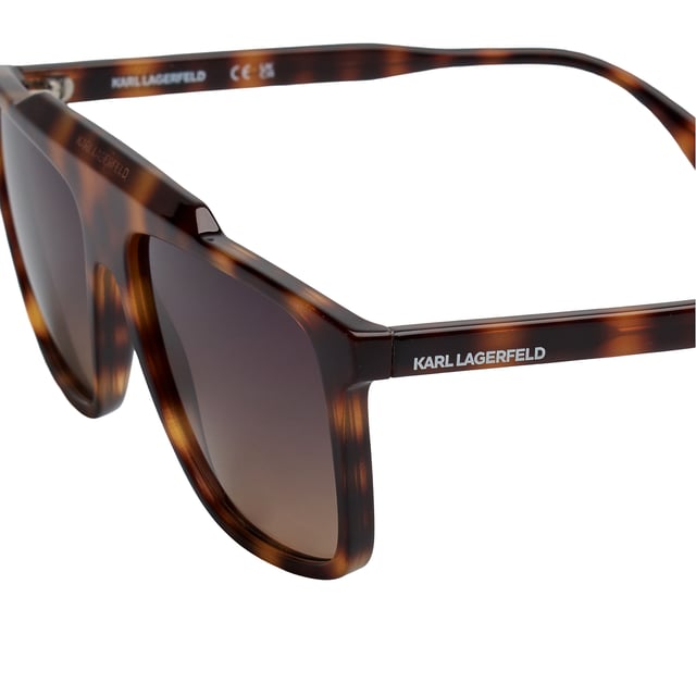 Gafas de sol hombre Karl Lagerfeld.

Forma y diseño:
- Estas gafas de sol Karl Lagerfeld tienen una silueta rectangular  con bordes suavemente redondeados y una montura recta en la parte superior.
- La silueta rectangular le da a las gafas de sol un aspecto más moderno y estructurado.

Material de la montura:
- La montura de estas gafas está fabricada en ABS, un material plástico inyectado.
- Esto hace que las gafas sean resistentes y cómodas de llevar.

Patillas:
- Las patillas también están hechas de ABS, a juego con el material de la montura.

Detalles de la marca:
- Grabado de la marca Karl Lagerfeld en las patillas y en el puente.
- Incluye los certificados de autenticidad y garantía.
- Estuche original.

Lentes:
- Los lentes son de alta calidad.
- 100% protección UVB 400.
- Cristales antirreflejo.

El color de las lentes de las gafas de sol puede variar ligeramente con respecto a las imágenes debido a efectos de iluminación o ajustes en el acabado del material, ¡pero siempre conservarán su estilo y calidad!
 Medidas: Ancho lente: 58 mm, Puente: 16 mm, Patillas: 145 mm
 Composición: ABS inyectado
 Cuidados:
Limpiar las gafas con agua y jabón (neutro).
No usar paños sucios o abrasivos que puedan alterar las características de los filtros.
Utilizar únicamente accesorios y repuestos originales.