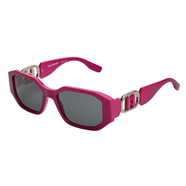 Gafas de sol para mujer Karl Lagerfeld.

Forma y diseño:
- Estas gafas de sol Karl Lagerfeld tienen una silueta rectangular geométrica.
- La silueta rectangular le da a las gafas un aspecto moderno y vanguardista.

Material de la montura:
- La montura de estas gafas está fabricada en ABS, un material plástico inyectado.
- Esto hace que las gafas sean resistentes y cómodas de llevar.

Patillas:
- Las patillas también están hechas de ABS con detalles metálicos, a juego con el material de la montura.

Detalles de la marca:
- Grabado de las siglas de Karl Lagerfeld en las patillas.
- Incluye estuche original.

Lentes:
- Los lentes son de alta calidad.
- 100% protección UVB 400.
- Cristales antirreflejo.

El color de las lentes de las gafas de sol puede variar ligeramente con respecto a las imágenes debido a efectos de iluminación o ajustes en el acabado del material, ¡pero siempre conservarán su estilo y calidad!
 Medidas: Ancho lente: 55 mm, Puente: 18 mm, Patillas: 140 mm
 Composición: ABS inyectado
 Cuidados:
Limpiar las gafas con agua y jabón (neutro).
No usar paños sucios o abrasivos que puedan alterar las características de los filtros.
Utilizar únicamente accesorios y repuestos originales.