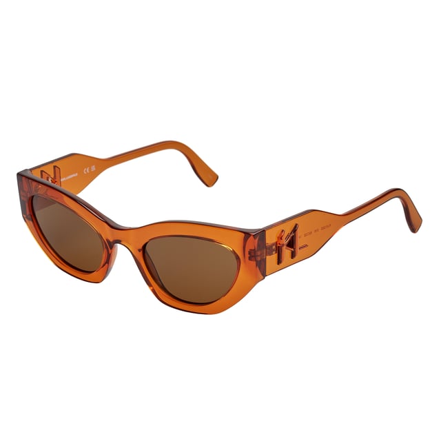 Gafas de sol para mujer Karl Lagerfeld.

Forma y diseño:
- Estas gafas de sol Karl Lagerfeld tienen una silueta de cat-eye con bordes marcados.
- La silueta cat-eye le da a las gafas de sol un aspecto moderno y vanguardista.

Material de la montura:
- La montura de estas gafas de sol está fabricada en ABS, un material plástico inyectado.
- Esto hace que las gafas sean resistentes y cómodas de llevar.

Patillas:
- Las patillas también están hechas de ABS, a juego con el material de la montura.

Detalles de la marca:
- Grabado de las siglas de Karl Lagerfeld en las patillas.
- Incluye estuche original.

Lentes:
- Los lentes son de alta calidad.
- 100% protección UVB 400.
- Cristales antirreflejo.

El color de las lentes de las gafas de sol puede variar ligeramente con respecto a las imágenes debido a efectos de iluminación o ajustes en el acabado del material, ¡pero siempre conservarán su estilo y calidad!
 Medidas: Ancho lente: 52 mm, Puente: 22 mm, Patillas: 140 mm
 Composición: ABS inyectado
 Cuidados:
Limpiar las gafas con agua y jabón (neutro).
No usar paños sucios o abrasivos que puedan alterar las características de los filtros.
Utilizar únicamente accesorios y repuestos originales.