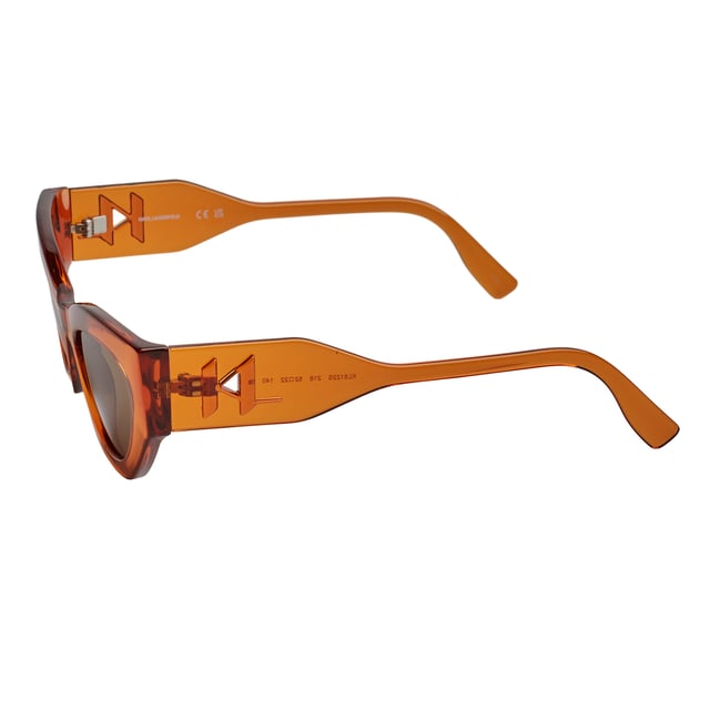 Gafas de sol para mujer Karl Lagerfeld.

Forma y diseño:
- Estas gafas de sol Karl Lagerfeld tienen una silueta de cat-eye con bordes marcados.
- La silueta cat-eye le da a las gafas de sol un aspecto moderno y vanguardista.

Material de la montura:
- La montura de estas gafas de sol está fabricada en ABS, un material plástico inyectado.
- Esto hace que las gafas sean resistentes y cómodas de llevar.

Patillas:
- Las patillas también están hechas de ABS, a juego con el material de la montura.

Detalles de la marca:
- Grabado de las siglas de Karl Lagerfeld en las patillas.
- Incluye estuche original.

Lentes:
- Los lentes son de alta calidad.
- 100% protección UVB 400.
- Cristales antirreflejo.

El color de las lentes de las gafas de sol puede variar ligeramente con respecto a las imágenes debido a efectos de iluminación o ajustes en el acabado del material, ¡pero siempre conservarán su estilo y calidad!
 Medidas: Ancho lente: 52 mm, Puente: 22 mm, Patillas: 140 mm
 Composición: ABS inyectado
 Cuidados:
Limpiar las gafas con agua y jabón (neutro).
No usar paños sucios o abrasivos que puedan alterar las características de los filtros.
Utilizar únicamente accesorios y repuestos originales.