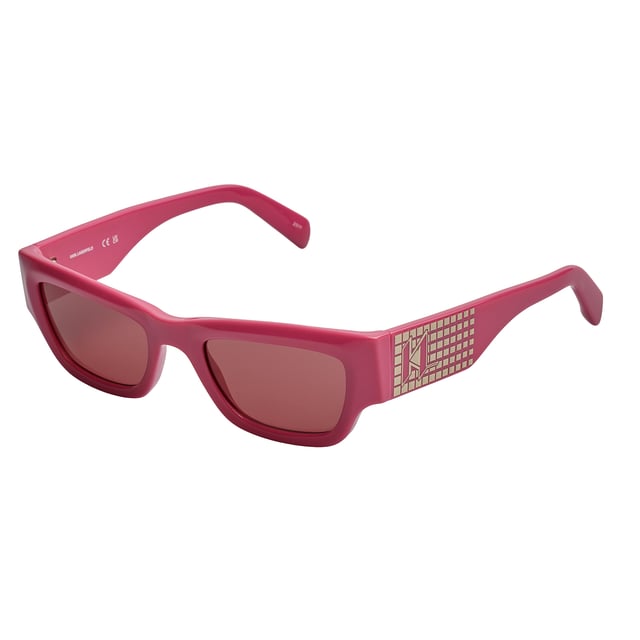 Gafas de sol para mujer Karl Lagerfeld.

Forma y diseño:
- Estas gafas de sol Karl Lagerfeld tienen una silueta rectangular envolvente.
- La silueta rectangular le da a las gafas un aspecto moderno y vanguardista.

Material de la montura:
- La montura de estas gafas está fabricada en ABS, un material plástico inyectado.
- Esto hace que las gafas sean resistentes y cómodas de llevar.

Patillas:
- Las patillas también están hechas de ABS con detalles metálicos, a juego con el material de la montura.

Detalles de la marca:
- Grabado de las siglas de Karl Lagerfeld en las patillas.
- Incluye estuche original.

Lentes:
- Los lentes son de alta calidad.
- 100% protección UVB 400.
- Cristales antirreflejo.

El color de las lentes de las gafas de sol puede variar ligeramente con respecto a las imágenes debido a efectos de iluminación o ajustes en el acabado del material, ¡pero siempre conservarán su estilo y calidad!
 Medidas: Ancho lente: 52 mm, Puente: 21 mm, Patillas: 140 mm
 Composición: ABS inyectado
 Cuidados:
Limpiar las gafas con agua y jabón (neutro).
No usar paños sucios o abrasivos que puedan alterar las características de los filtros.
Utilizar únicamente accesorios y repuestos originales.
