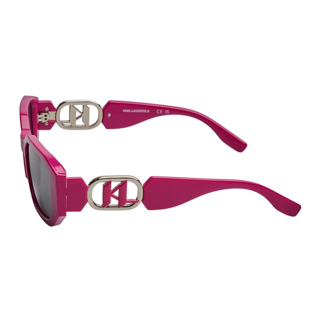 Gafas de sol para mujer Karl Lagerfeld.

Forma y diseño:
- Estas gafas de sol Karl Lagerfeld tienen una silueta rectangular geométrica.
- La silueta rectangular le da a las gafas un aspecto moderno y vanguardista.

Material de la montura:
- La montura de estas gafas está fabricada en ABS, un material plástico inyectado.
- Esto hace que las gafas sean resistentes y cómodas de llevar.

Patillas:
- Las patillas también están hechas de ABS con detalles metálicos, a juego con el material de la montura.

Detalles de la marca:
- Grabado de las siglas de Karl Lagerfeld en las patillas.
- Incluye estuche original.

Lentes:
- Los lentes son de alta calidad.
- 100% protección UVB 400.
- Cristales antirreflejo.

El color de las lentes de las gafas de sol puede variar ligeramente con respecto a las imágenes debido a efectos de iluminación o ajustes en el acabado del material, ¡pero siempre conservarán su estilo y calidad!
 Medidas: Ancho lente: 55 mm, Puente: 18 mm, Patillas: 140 mm
 Composición: ABS inyectado
 Cuidados:
Limpiar las gafas con agua y jabón (neutro).
No usar paños sucios o abrasivos que puedan alterar las características de los filtros.
Utilizar únicamente accesorios y repuestos originales.