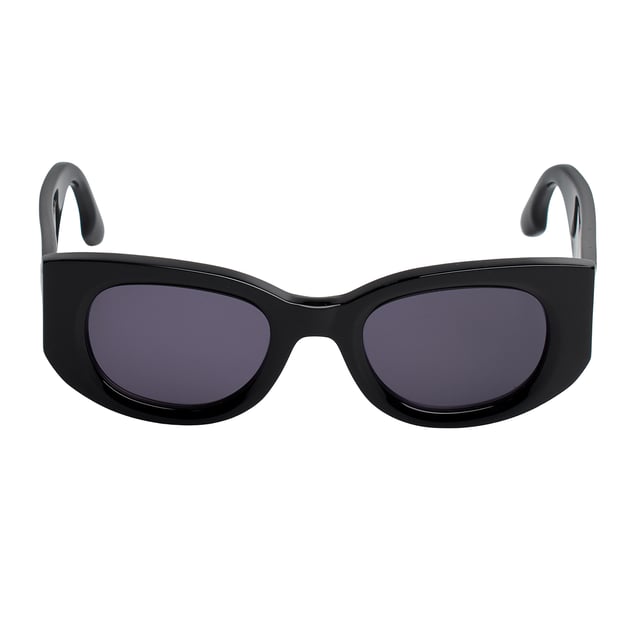 Damensonnenbrille Victoria Beckham mit Acetatrahmen.

 Form und Design:
 - Diese Sonnenbrille Victoria Beckham hat ein ovales Design mit eckiger Note.
 – Die ovale Silhouette verleiht der Brille einen modernen und avantgardistischen Look.

 Rahmenmaterial:
 - Der Rahmen dieser Sonnenbrille besteht aus Acetat.
 - Die Verwendung von Acetat verleiht dem Rahmen Haltbarkeit und Leichtigkeit.
 – Dies macht die Brille langlebig und angenehm zu tragen.

 Koteletten:
 - Bügel aus Acetat, passend zum Rahmenmaterial
 - Acetat an den Bügeln verleiht der Brillenstruktur Festigkeit und Stabilität.

 Markendetails:
 - Gravur der Initialen Victoria Beckham auf den Bügeln.
 – Diese Designelemente helfen, das Modell eindeutig als Teil der Sonnenbrillenkollektion Victoria Beckham zu identifizieren.
 - Alle unsere Produkte werden in der Originalverpackung mit Echtheitszertifikat und Garantie geliefert.

 Gläser:
 - Die Linsen sind von hoher Qualität.
 - 100 % UVB 400-Schutz.
 - Antireflektierende Kristalle.
 Maßnahmen: Linsenbreite: 50 mm. Brücke: 22 mm. Bügel: 145 mm.
 Komposition: Acetat
 Pflege:
Reinigen Sie die Gläser mit Wasser und Seife (neutral).
 Verwenden Sie keine schmutzigen oder scheuernden Tücher, da diese die Eigenschaften der Filter verändern könnten.
 Verwenden Sie nur Originalzubehör und Ersatzteile.