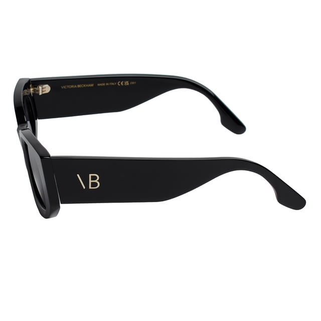 Damensonnenbrille Victoria Beckham mit Acetatrahmen.

 Form und Design:
 - Diese Sonnenbrille Victoria Beckham hat ein ovales Design mit eckiger Note.
 – Die ovale Silhouette verleiht der Brille einen modernen und avantgardistischen Look.

 Rahmenmaterial:
 - Der Rahmen dieser Sonnenbrille besteht aus Acetat.
 - Die Verwendung von Acetat verleiht dem Rahmen Haltbarkeit und Leichtigkeit.
 – Dies macht die Brille langlebig und angenehm zu tragen.

 Koteletten:
 - Bügel aus Acetat, passend zum Rahmenmaterial
 - Acetat an den Bügeln verleiht der Brillenstruktur Festigkeit und Stabilität.

 Markendetails:
 - Gravur der Initialen Victoria Beckham auf den Bügeln.
 – Diese Designelemente helfen, das Modell eindeutig als Teil der Sonnenbrillenkollektion Victoria Beckham zu identifizieren.
 - Alle unsere Produkte werden in der Originalverpackung mit Echtheitszertifikat und Garantie geliefert.

 Gläser:
 - Die Linsen sind von hoher Qualität.
 - 100 % UVB 400-Schutz.
 - Antireflektierende Kristalle.
 Maßnahmen: Linsenbreite: 50 mm. Brücke: 22 mm. Bügel: 145 mm.
 Komposition: Acetat
 Pflege:
Reinigen Sie die Gläser mit Wasser und Seife (neutral).
 Verwenden Sie keine schmutzigen oder scheuernden Tücher, da diese die Eigenschaften der Filter verändern könnten.
 Verwenden Sie nur Originalzubehör und Ersatzteile.