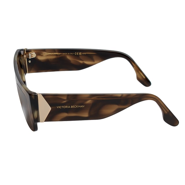 Damensonnenbrille Victoria Beckham mit Acetatrahmen.

 Form und Design:
 - Diese Victoria Beckham-Brille hat eine rechteckige Silhouette mit definierten Kanten.
 – Die rechteckige Silhouette verleiht der Brille einen modernen und avantgardistischen Look.

 Rahmenmaterial:
 - Der Rahmen dieser Brille besteht aus Acetat, einem Kunststoffmaterial.
 - Acetat verleiht dem Rahmen Haltbarkeit, Flexibilität und eine glatte Oberfläche.
 – Dies macht die Brille langlebig und angenehm zu tragen.

 Acetat-Bügel:
 - Die Bügel sind ebenfalls aus Acetat, passend zum Rahmenmaterial.
 - Das Acetat an den Bügeln sorgt für ein leichtes und angenehmes Tragegefühl.

 Markendetails:
 - Gravur der Initialen Victoria Beckham auf den Bügeln.
 - Inklusive Echtheitszertifikat und Garantie.
 - Originaletui.

 Gläser:
 - Die Linsen sind von hoher Qualität.
 - 100 % UVB 400-Schutz.
 - Antireflektierende Kristalle.

 Die Farbe der Sonnenbrillengläser kann aufgrund von Lichteffekten oder Anpassungen der Materialverarbeitung leicht von den Bildern abweichen, ihren Stil und ihre Qualität behalten sie jedoch immer!
 Maßnahmen: Linsenbreite: 55 mm. Steg: 16 mm. Bügel: 145 mm.
 Komposition: Acetat
 Pflege:
Reinigen Sie die Gläser mit Wasser und Seife (neutral).
 Verwenden Sie keine schmutzigen oder scheuernden Tücher, da diese die Eigenschaften der Filter verändern könnten.
 Verwenden Sie nur Originalzubehör und Ersatzteile.