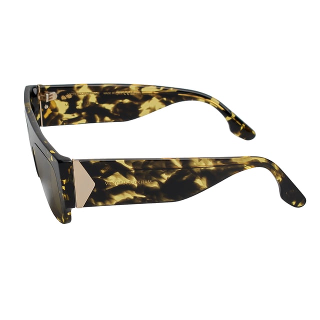 Damensonnenbrille Victoria Beckham mit Acetatrahmen.

 Form und Design:
 - Diese Victoria Beckham-Brille hat eine rechteckige Silhouette mit definierten Kanten.
 – Die rechteckige Silhouette verleiht der Brille einen modernen und avantgardistischen Look.

 Rahmenmaterial:
 - Der Rahmen dieser Brille besteht aus Acetat, einem Kunststoffmaterial.
 - Acetat verleiht dem Rahmen Haltbarkeit, Flexibilität und eine glatte Oberfläche.
 – Dies macht die Brille langlebig und angenehm zu tragen.

 Acetat-Bügel:
 - Die Bügel sind ebenfalls aus Acetat, passend zum Rahmenmaterial.
 - Das Acetat an den Bügeln sorgt für ein leichtes und angenehmes Tragegefühl.

 Markendetails:
 - Gravur der Initialen Victoria Beckham auf den Bügeln.
 - Inklusive Echtheitszertifikat und Garantie.
 - Originaletui.

 Gläser:
 - Die Linsen sind von hoher Qualität.
 - 100 % UVB 400-Schutz.
 - Antireflektierende Kristalle.

 Die Farbe der Sonnenbrillengläser kann aufgrund von Lichteffekten oder Anpassungen der Materialverarbeitung leicht von den Bildern abweichen, ihren Stil und ihre Qualität behalten sie jedoch immer!
 Maßnahmen: Linsenbreite: 55 mm. Steg: 16 mm. Bügel: 145 mm.
 Komposition: Acetat
 Pflege:
Reinigen Sie die Gläser mit Wasser und Seife (neutral).
 Verwenden Sie keine schmutzigen oder scheuernden Tücher, da diese die Eigenschaften der Filter verändern könnten.
 Verwenden Sie nur Originalzubehör und Ersatzteile.