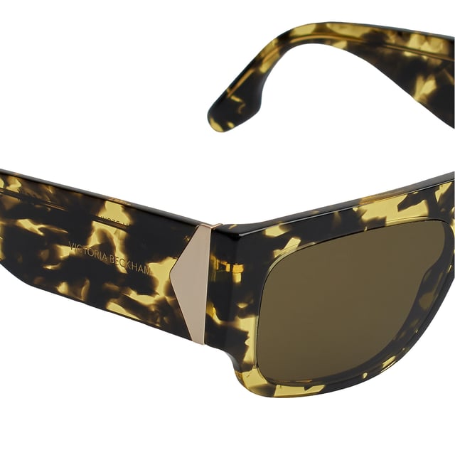 Damensonnenbrille Victoria Beckham mit Acetatrahmen.

 Form und Design:
 - Diese Victoria Beckham-Brille hat eine rechteckige Silhouette mit definierten Kanten.
 – Die rechteckige Silhouette verleiht der Brille einen modernen und avantgardistischen Look.

 Rahmenmaterial:
 - Der Rahmen dieser Brille besteht aus Acetat, einem Kunststoffmaterial.
 - Acetat verleiht dem Rahmen Haltbarkeit, Flexibilität und eine glatte Oberfläche.
 – Dies macht die Brille langlebig und angenehm zu tragen.

 Acetat-Bügel:
 - Die Bügel sind ebenfalls aus Acetat, passend zum Rahmenmaterial.
 - Das Acetat an den Bügeln sorgt für ein leichtes und angenehmes Tragegefühl.

 Markendetails:
 - Gravur der Initialen Victoria Beckham auf den Bügeln.
 - Inklusive Echtheitszertifikat und Garantie.
 - Originaletui.

 Gläser:
 - Die Linsen sind von hoher Qualität.
 - 100 % UVB 400-Schutz.
 - Antireflektierende Kristalle.

 Die Farbe der Sonnenbrillengläser kann aufgrund von Lichteffekten oder Anpassungen der Materialverarbeitung leicht von den Bildern abweichen, ihren Stil und ihre Qualität behalten sie jedoch immer!
 Maßnahmen: Linsenbreite: 55 mm. Steg: 16 mm. Bügel: 145 mm.
 Komposition: Acetat
 Pflege:
Reinigen Sie die Gläser mit Wasser und Seife (neutral).
 Verwenden Sie keine schmutzigen oder scheuernden Tücher, da diese die Eigenschaften der Filter verändern könnten.
 Verwenden Sie nur Originalzubehör und Ersatzteile.