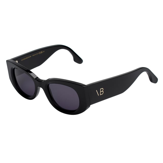 Damensonnenbrille Victoria Beckham mit Acetatrahmen.

 Form und Design:
 - Diese Sonnenbrille Victoria Beckham hat ein ovales Design mit eckiger Note.
 – Die ovale Silhouette verleiht der Brille einen modernen und avantgardistischen Look.

 Rahmenmaterial:
 - Der Rahmen dieser Sonnenbrille besteht aus Acetat.
 - Die Verwendung von Acetat verleiht dem Rahmen Haltbarkeit und Leichtigkeit.
 – Dies macht die Brille langlebig und angenehm zu tragen.

 Koteletten:
 - Bügel aus Acetat, passend zum Rahmenmaterial
 - Acetat an den Bügeln verleiht der Brillenstruktur Festigkeit und Stabilität.

 Markendetails:
 - Gravur der Initialen Victoria Beckham auf den Bügeln.
 – Diese Designelemente helfen, das Modell eindeutig als Teil der Sonnenbrillenkollektion Victoria Beckham zu identifizieren.
 - Alle unsere Produkte werden in der Originalverpackung mit Echtheitszertifikat und Garantie geliefert.

 Gläser:
 - Die Linsen sind von hoher Qualität.
 - 100 % UVB 400-Schutz.
 - Antireflektierende Kristalle.
 Maßnahmen: Linsenbreite: 50 mm. Brücke: 22 mm. Bügel: 145 mm.
 Komposition: Acetat
 Pflege:
Reinigen Sie die Gläser mit Wasser und Seife (neutral).
 Verwenden Sie keine schmutzigen oder scheuernden Tücher, da diese die Eigenschaften der Filter verändern könnten.
 Verwenden Sie nur Originalzubehör und Ersatzteile.