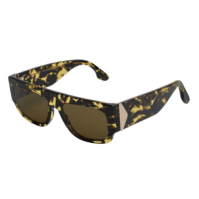 Damensonnenbrille Victoria Beckham mit Acetatrahmen.

 Form und Design:
 - Diese Victoria Beckham-Brille hat eine rechteckige Silhouette mit definierten Kanten.
 – Die rechteckige Silhouette verleiht der Brille einen modernen und avantgardistischen Look.

 Rahmenmaterial:
 - Der Rahmen dieser Brille besteht aus Acetat, einem Kunststoffmaterial.
 - Acetat verleiht dem Rahmen Haltbarkeit, Flexibilität und eine glatte Oberfläche.
 – Dies macht die Brille langlebig und angenehm zu tragen.

 Acetat-Bügel:
 - Die Bügel sind ebenfalls aus Acetat, passend zum Rahmenmaterial.
 - Das Acetat an den Bügeln sorgt für ein leichtes und angenehmes Tragegefühl.

 Markendetails:
 - Gravur der Initialen Victoria Beckham auf den Bügeln.
 - Inklusive Echtheitszertifikat und Garantie.
 - Originaletui.

 Gläser:
 - Die Linsen sind von hoher Qualität.
 - 100 % UVB 400-Schutz.
 - Antireflektierende Kristalle.

 Die Farbe der Sonnenbrillengläser kann aufgrund von Lichteffekten oder Anpassungen der Materialverarbeitung leicht von den Bildern abweichen, ihren Stil und ihre Qualität behalten sie jedoch immer!
 Maßnahmen: Linsenbreite: 55 mm. Steg: 16 mm. Bügel: 145 mm.
 Komposition: Acetat
 Pflege:
Reinigen Sie die Gläser mit Wasser und Seife (neutral).
 Verwenden Sie keine schmutzigen oder scheuernden Tücher, da diese die Eigenschaften der Filter verändern könnten.
 Verwenden Sie nur Originalzubehör und Ersatzteile.