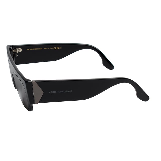 Damensonnenbrille Victoria Beckham mit Acetatrahmen.

 Form und Design:
 - Diese Victoria Beckham-Brille hat eine rechteckige Silhouette mit definierten Kanten.
 – Die rechteckige Silhouette verleiht der Brille einen modernen und avantgardistischen Look.

 Rahmenmaterial:
 - Der Rahmen dieser Brille besteht aus Acetat, einem Kunststoffmaterial.
 - Acetat verleiht dem Rahmen Haltbarkeit, Flexibilität und eine glatte Oberfläche.
 – Dies macht die Brille langlebig und angenehm zu tragen.

 Acetat-Bügel:
 - Die Bügel sind ebenfalls aus Acetat, passend zum Rahmenmaterial.
 - Das Acetat an den Bügeln sorgt für ein leichtes und angenehmes Tragegefühl.

 Markendetails:
 - Gravur der Initialen Victoria Beckham auf den Bügeln.
 - Inklusive Echtheitszertifikat und Garantie.
 - Originaletui.

 Gläser:
 - Die Linsen sind von hoher Qualität.
 - 100 % UVB 400-Schutz.
 - Antireflektierende Kristalle.

 Die Farbe der Sonnenbrillengläser kann aufgrund von Lichteffekten oder Anpassungen der Materialverarbeitung leicht von den Bildern abweichen, ihren Stil und ihre Qualität behalten sie jedoch immer!
 Maßnahmen: Linsenbreite: 55 mm. Steg: 16 mm. Bügel: 145 mm.
 Komposition: Acetat
 Pflege:
Reinigen Sie die Gläser mit Wasser und Seife (neutral).
 Verwenden Sie keine schmutzigen oder scheuernden Tücher, da diese die Eigenschaften der Filter verändern könnten.
 Verwenden Sie nur Originalzubehör und Ersatzteile.