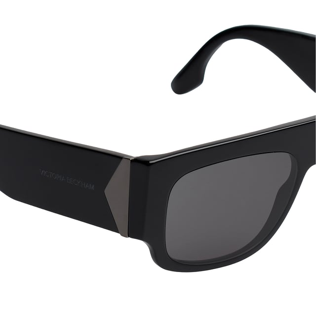 Damensonnenbrille Victoria Beckham mit Acetatrahmen.

 Form und Design:
 - Diese Victoria Beckham-Brille hat eine rechteckige Silhouette mit definierten Kanten.
 – Die rechteckige Silhouette verleiht der Brille einen modernen und avantgardistischen Look.

 Rahmenmaterial:
 - Der Rahmen dieser Brille besteht aus Acetat, einem Kunststoffmaterial.
 - Acetat verleiht dem Rahmen Haltbarkeit, Flexibilität und eine glatte Oberfläche.
 – Dies macht die Brille langlebig und angenehm zu tragen.

 Acetat-Bügel:
 - Die Bügel sind ebenfalls aus Acetat, passend zum Rahmenmaterial.
 - Das Acetat an den Bügeln sorgt für ein leichtes und angenehmes Tragegefühl.

 Markendetails:
 - Gravur der Initialen Victoria Beckham auf den Bügeln.
 - Inklusive Echtheitszertifikat und Garantie.
 - Originaletui.

 Gläser:
 - Die Linsen sind von hoher Qualität.
 - 100 % UVB 400-Schutz.
 - Antireflektierende Kristalle.

 Die Farbe der Sonnenbrillengläser kann aufgrund von Lichteffekten oder Anpassungen der Materialverarbeitung leicht von den Bildern abweichen, ihren Stil und ihre Qualität behalten sie jedoch immer!
 Maßnahmen: Linsenbreite: 55 mm. Steg: 16 mm. Bügel: 145 mm.
 Komposition: Acetat
 Pflege:
Reinigen Sie die Gläser mit Wasser und Seife (neutral).
 Verwenden Sie keine schmutzigen oder scheuernden Tücher, da diese die Eigenschaften der Filter verändern könnten.
 Verwenden Sie nur Originalzubehör und Ersatzteile.