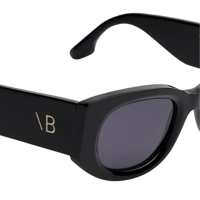 Damensonnenbrille Victoria Beckham mit Acetatrahmen.

 Form und Design:
 - Diese Sonnenbrille Victoria Beckham hat ein ovales Design mit eckiger Note.
 – Die ovale Silhouette verleiht der Brille einen modernen und avantgardistischen Look.

 Rahmenmaterial:
 - Der Rahmen dieser Sonnenbrille besteht aus Acetat.
 - Die Verwendung von Acetat verleiht dem Rahmen Haltbarkeit und Leichtigkeit.
 – Dies macht die Brille langlebig und angenehm zu tragen.

 Koteletten:
 - Bügel aus Acetat, passend zum Rahmenmaterial
 - Acetat an den Bügeln verleiht der Brillenstruktur Festigkeit und Stabilität.

 Markendetails:
 - Gravur der Initialen Victoria Beckham auf den Bügeln.
 – Diese Designelemente helfen, das Modell eindeutig als Teil der Sonnenbrillenkollektion Victoria Beckham zu identifizieren.
 - Alle unsere Produkte werden in der Originalverpackung mit Echtheitszertifikat und Garantie geliefert.

 Gläser:
 - Die Linsen sind von hoher Qualität.
 - 100 % UVB 400-Schutz.
 - Antireflektierende Kristalle.
 Maßnahmen: Linsenbreite: 50 mm. Brücke: 22 mm. Bügel: 145 mm.
 Komposition: Acetat
 Pflege:
Reinigen Sie die Gläser mit Wasser und Seife (neutral).
 Verwenden Sie keine schmutzigen oder scheuernden Tücher, da diese die Eigenschaften der Filter verändern könnten.
 Verwenden Sie nur Originalzubehör und Ersatzteile.