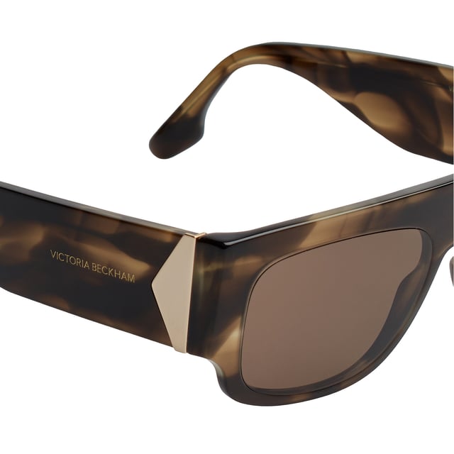 Damensonnenbrille Victoria Beckham mit Acetatrahmen.

 Form und Design:
 - Diese Victoria Beckham-Brille hat eine rechteckige Silhouette mit definierten Kanten.
 – Die rechteckige Silhouette verleiht der Brille einen modernen und avantgardistischen Look.

 Rahmenmaterial:
 - Der Rahmen dieser Brille besteht aus Acetat, einem Kunststoffmaterial.
 - Acetat verleiht dem Rahmen Haltbarkeit, Flexibilität und eine glatte Oberfläche.
 – Dies macht die Brille langlebig und angenehm zu tragen.

 Acetat-Bügel:
 - Die Bügel sind ebenfalls aus Acetat, passend zum Rahmenmaterial.
 - Das Acetat an den Bügeln sorgt für ein leichtes und angenehmes Tragegefühl.

 Markendetails:
 - Gravur der Initialen Victoria Beckham auf den Bügeln.
 - Inklusive Echtheitszertifikat und Garantie.
 - Originaletui.

 Gläser:
 - Die Linsen sind von hoher Qualität.
 - 100 % UVB 400-Schutz.
 - Antireflektierende Kristalle.

 Die Farbe der Sonnenbrillengläser kann aufgrund von Lichteffekten oder Anpassungen der Materialverarbeitung leicht von den Bildern abweichen, ihren Stil und ihre Qualität behalten sie jedoch immer!
 Maßnahmen: Linsenbreite: 55 mm. Steg: 16 mm. Bügel: 145 mm.
 Komposition: Acetat
 Pflege:
Reinigen Sie die Gläser mit Wasser und Seife (neutral).
 Verwenden Sie keine schmutzigen oder scheuernden Tücher, da diese die Eigenschaften der Filter verändern könnten.
 Verwenden Sie nur Originalzubehör und Ersatzteile.