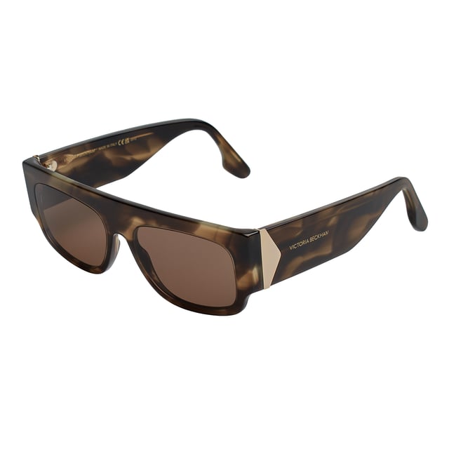 Damensonnenbrille Victoria Beckham mit Acetatrahmen.

 Form und Design:
 - Diese Victoria Beckham-Brille hat eine rechteckige Silhouette mit definierten Kanten.
 – Die rechteckige Silhouette verleiht der Brille einen modernen und avantgardistischen Look.

 Rahmenmaterial:
 - Der Rahmen dieser Brille besteht aus Acetat, einem Kunststoffmaterial.
 - Acetat verleiht dem Rahmen Haltbarkeit, Flexibilität und eine glatte Oberfläche.
 – Dies macht die Brille langlebig und angenehm zu tragen.

 Acetat-Bügel:
 - Die Bügel sind ebenfalls aus Acetat, passend zum Rahmenmaterial.
 - Das Acetat an den Bügeln sorgt für ein leichtes und angenehmes Tragegefühl.

 Markendetails:
 - Gravur der Initialen Victoria Beckham auf den Bügeln.
 - Inklusive Echtheitszertifikat und Garantie.
 - Originaletui.

 Gläser:
 - Die Linsen sind von hoher Qualität.
 - 100 % UVB 400-Schutz.
 - Antireflektierende Kristalle.

 Die Farbe der Sonnenbrillengläser kann aufgrund von Lichteffekten oder Anpassungen der Materialverarbeitung leicht von den Bildern abweichen, ihren Stil und ihre Qualität behalten sie jedoch immer!
 Maßnahmen: Linsenbreite: 55 mm. Steg: 16 mm. Bügel: 145 mm.
 Komposition: Acetat
 Pflege:
Reinigen Sie die Gläser mit Wasser und Seife (neutral).
 Verwenden Sie keine schmutzigen oder scheuernden Tücher, da diese die Eigenschaften der Filter verändern könnten.
 Verwenden Sie nur Originalzubehör und Ersatzteile.