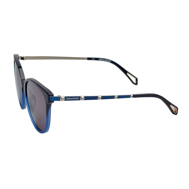 Gafas de sol Zadig & Voltaire con montura de acetato.

Forma y diseño:
- Estas gafas de sol tienen una silueta redonda con un sutil toque de mariposa.
- La silueta redonda le da a las gafas un aspecto moderno y vanguardista.

Material de la montura:
- La montura de estas gafas de sol está fabricada en acetato.
- El uso de acetato proporciona durabilidad y ligereza a la montura.
- Esto hace que las gafas sean resistentes y cómodas de llevar.

Patillas:
- Las patillas están hechas de metal decoradas con acabado en acetato.

Detalles de la marca:
- Grabado de la marca Zadig & Voltaire en las patillas.
- Estos elementos de diseño ayudan a identificar claramente el modelo como parte de la colección de gafas de sol Zadig & Voltaire.

Lentes:
- Los lentes son de alta calidad.
- 100% protección UVB 400.

El color de las lentes de las gafas de sol puede variar ligeramente con respecto a las imágenes debido a efectos de iluminación o ajustes en el acabado del material, ¡pero siempre conservarán su estilo y calidad!
 Medidas: Alto lente: 51 mm. Ancho lente: 55 mm. Puente: 18  mm. Patillas: 140 mm.
 Composición: Acetato
 Cuidados:
Usar un paño de microfibra.
Evitar productos agresivos.
Lavar con agua y jabón neutro.