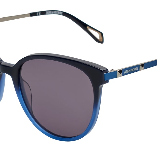 Gafas de sol Zadig & Voltaire con montura de acetato.

Forma y diseño:
- Estas gafas de sol tienen una silueta redonda con un sutil toque de mariposa.
- La silueta redonda le da a las gafas un aspecto moderno y vanguardista.

Material de la montura:
- La montura de estas gafas de sol está fabricada en acetato.
- El uso de acetato proporciona durabilidad y ligereza a la montura.
- Esto hace que las gafas sean resistentes y cómodas de llevar.

Patillas:
- Las patillas están hechas de metal decoradas con acabado en acetato.

Detalles de la marca:
- Grabado de la marca Zadig & Voltaire en las patillas.
- Estos elementos de diseño ayudan a identificar claramente el modelo como parte de la colección de gafas de sol Zadig & Voltaire.

Lentes:
- Los lentes son de alta calidad.
- 100% protección UVB 400.

El color de las lentes de las gafas de sol puede variar ligeramente con respecto a las imágenes debido a efectos de iluminación o ajustes en el acabado del material, ¡pero siempre conservarán su estilo y calidad!
 Medidas: Alto lente: 51 mm. Ancho lente: 55 mm. Puente: 18  mm. Patillas: 140 mm.
 Composición: Acetato
 Cuidados:
Usar un paño de microfibra.
Evitar productos agresivos.
Lavar con agua y jabón neutro.