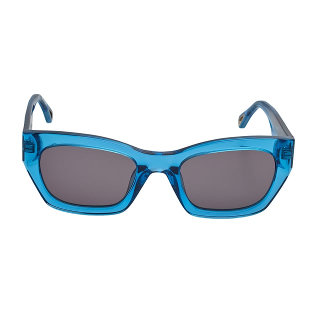 Gafas de sol Zadig & Voltaire con montura de acetato.

Forma y diseño:
- Estas gafas de sol tienen una silueta rectangular.
- La silueta rectangular le da a las gafas un aspecto moderno y vanguardista.

Material de la montura:
- La montura de estas gafas de sol está fabricada en acetato.
- El uso de acetato proporciona durabilidad y ligereza a la montura.
- Esto hace que las gafas sean resistentes y cómodas de llevar.

Patillas:
- Las patillas también están hechas de acetato, a juego con el material de la montura.
- El acetato en las patillas agrega solidez y estabilidad a la estructura de las gafas.

Detalles de la marca:
- Grabado del ícono de Zadig & Voltaire en las patillas.
- Estos elementos de diseño ayudan a identificar claramente el modelo como parte de la colección de gafas de sol Zadig & Voltaire.

Lentes:
- Los lentes son de alta calidad.
- 100% protección UVB 400.

El color de las lentes de las gafas de sol puede variar ligeramente con respecto a las imágenes debido a efectos de iluminación o ajustes en el acabado del material, ¡pero siempre conservarán su estilo y calidad!
 Medidas: Alto lente: 42 mm. Ancho lente: 52 mm. Puente: 21 mm. Patillas: 140 mm.
 Composición: Acetato
 Cuidados:
Usar un paño de microfibra.
Evitar productos agresivos.
Lavar con agua y jabón neutro.