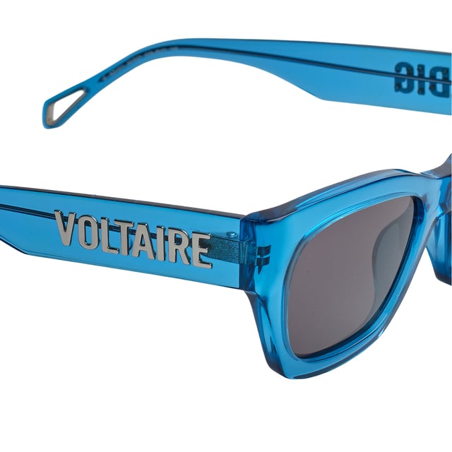Gafas de sol Zadig & Voltaire con montura de acetato.

Forma y diseño:
- Estas gafas de sol tienen una silueta rectangular.
- La silueta rectangular le da a las gafas un aspecto moderno y vanguardista.

Material de la montura:
- La montura de estas gafas de sol está fabricada en acetato.
- El uso de acetato proporciona durabilidad y ligereza a la montura.
- Esto hace que las gafas sean resistentes y cómodas de llevar.

Patillas:
- Las patillas también están hechas de acetato, a juego con el material de la montura.
- El acetato en las patillas agrega solidez y estabilidad a la estructura de las gafas.

Detalles de la marca:
- Grabado del ícono de Zadig & Voltaire en las patillas.
- Estos elementos de diseño ayudan a identificar claramente el modelo como parte de la colección de gafas de sol Zadig & Voltaire.

Lentes:
- Los lentes son de alta calidad.
- 100% protección UVB 400.

El color de las lentes de las gafas de sol puede variar ligeramente con respecto a las imágenes debido a efectos de iluminación o ajustes en el acabado del material, ¡pero siempre conservarán su estilo y calidad!
 Medidas: Alto lente: 42 mm. Ancho lente: 52 mm. Puente: 21 mm. Patillas: 140 mm.
 Composición: Acetato
 Cuidados:
Usar un paño de microfibra.
Evitar productos agresivos.
Lavar con agua y jabón neutro.