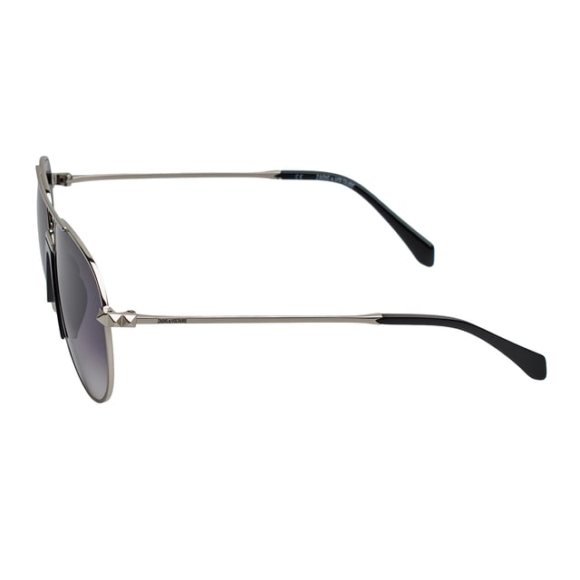 Gafas de sol Aviador SZV320 Hombre-Mujer Gafas de sol unisex Zadig & Voltaire con montura de metal.
Forma y diseño:
- Estas gafas de sol mantienen el diseño clásico tipo aviador.
Material de la montura:
- La montura de estas gafas de sol está fabricada en metal .
- El uso de metal proporciona ligereza a la montura.
Patillas:
- Las patillas también están hechas de metal, a juego con el material de la montura.
Detalles de la marca:
- Grabado de la marca Zadig & Voltaire en las patillas.
- Estos elementos de diseño ayudan a identificar claramente el modelo como parte de la colección de gafas de sol Zadig & Voltaire.
Lentes:
- Los lentes son de alta calidad.
- 100% protección UVB 400.
El color de las lentes de las gafas de sol puede variar ligeramente con respecto a las imágenes debido a efectos de iluminación o ajustes en el acabado del material, ¡pero siempre conservarán su estilo y calidad!
Medidas: Alto lente: 50 mm. Ancho lente: 59 mm. Puente: 13 mm. Patillas: 140 mm.
Composición: Metal
Cuidados:
Usar un paño de microfibra.
Evitar productos agresivos.
Lavar con agua y jabón neutro.