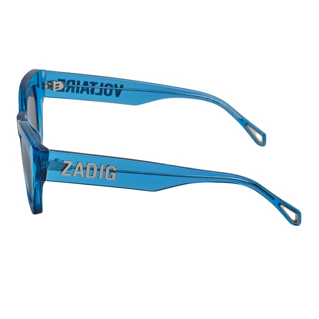 Gafas de sol Zadig & Voltaire con montura de acetato.

Forma y diseño:
- Estas gafas de sol tienen una silueta rectangular.
- La silueta rectangular le da a las gafas un aspecto moderno y vanguardista.

Material de la montura:
- La montura de estas gafas de sol está fabricada en acetato.
- El uso de acetato proporciona durabilidad y ligereza a la montura.
- Esto hace que las gafas sean resistentes y cómodas de llevar.

Patillas:
- Las patillas también están hechas de acetato, a juego con el material de la montura.
- El acetato en las patillas agrega solidez y estabilidad a la estructura de las gafas.

Detalles de la marca:
- Grabado del ícono de Zadig & Voltaire en las patillas.
- Estos elementos de diseño ayudan a identificar claramente el modelo como parte de la colección de gafas de sol Zadig & Voltaire.

Lentes:
- Los lentes son de alta calidad.
- 100% protección UVB 400.

El color de las lentes de las gafas de sol puede variar ligeramente con respecto a las imágenes debido a efectos de iluminación o ajustes en el acabado del material, ¡pero siempre conservarán su estilo y calidad!
 Medidas: Alto lente: 42 mm. Ancho lente: 52 mm. Puente: 21 mm. Patillas: 140 mm.
 Composición: Acetato
 Cuidados:
Usar un paño de microfibra.
Evitar productos agresivos.
Lavar con agua y jabón neutro.