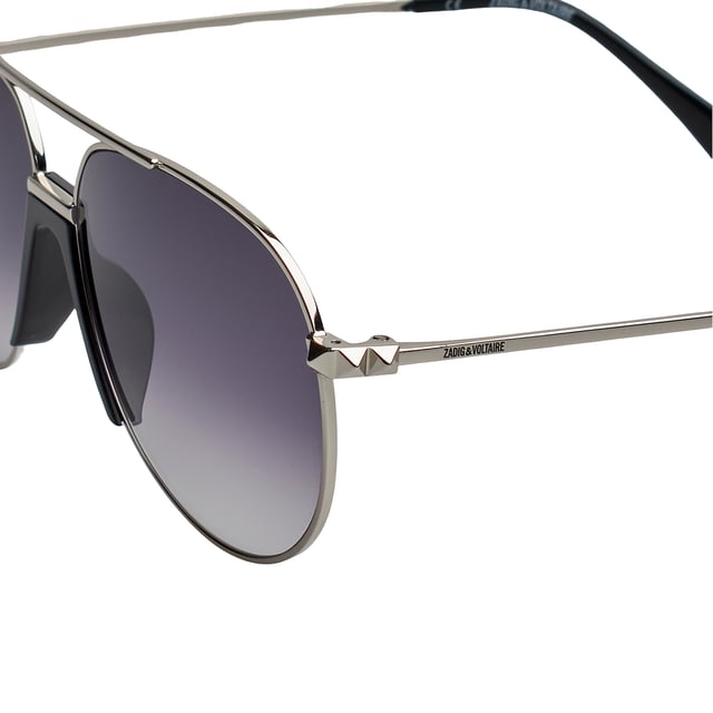 Gafas de sol Aviador SZV320 Hombre-Mujer Gafas de sol unisex Zadig & Voltaire con montura de metal.
Forma y diseño:
- Estas gafas de sol mantienen el diseño clásico tipo aviador.
Material de la montura:
- La montura de estas gafas de sol está fabricada en metal .
- El uso de metal proporciona ligereza a la montura.
Patillas:
- Las patillas también están hechas de metal, a juego con el material de la montura.
Detalles de la marca:
- Grabado de la marca Zadig & Voltaire en las patillas.
- Estos elementos de diseño ayudan a identificar claramente el modelo como parte de la colección de gafas de sol Zadig & Voltaire.
Lentes:
- Los lentes son de alta calidad.
- 100% protección UVB 400.
El color de las lentes de las gafas de sol puede variar ligeramente con respecto a las imágenes debido a efectos de iluminación o ajustes en el acabado del material, ¡pero siempre conservarán su estilo y calidad!
Medidas: Alto lente: 50 mm. Ancho lente: 59 mm. Puente: 13 mm. Patillas: 140 mm.
Composición: Metal
Cuidados:
Usar un paño de microfibra.
Evitar productos agresivos.
Lavar con agua y jabón neutro.